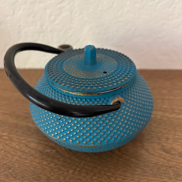 Japanese cast iron miniature teapot with strainer. - Picture 5 of 6